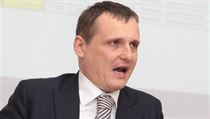 Ministr dopravy Vít Bárta si je vědom, že někdy jedná nestandardně. Ministr dopravy Vít Bárta si je vědom, že někdy jedná nestandardně.