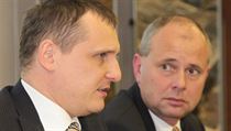 Ministr dopravy Vít Bárta si na tiskovou konferenci přizval ředitele ŘSD Jiřího Švorce (vpravo). I když kritizují společnost Skanska, s jejím vedením usednout ke stolu nechtějí. Ministr dopravy Vít Bárta si na tiskovou konferenci přizval ředitele ŘSD Jiřího Švorce (vpravo). I když kritizují společnost Skanska, s jejím vedením usednout ke stolu nechtějí.