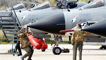 Ze základny NATO v Trapani na Sicílii vzlétají stíhačky Tornado směrem k Libyi. Ze základny NATO v Trapani na Sicílii vzlétají stíhačky Tornado směrem k Libyi.