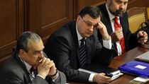 Životaschopnost kabinetu zásadním způsobem ovlivňuje nedostatek autority všech tří předsedů koaličních stran. Životaschopnost kabinetu zásadním způsobem ovlivňuje nedostatek autority všech tří předsedů koaličních stran.
