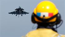Z francouzské letadlové lodi Charles de Gaulle budou i nadále vzlétat stíhačky směrem k Libyi. Tentokrát však již pod velením Severoatlantické aliance. Z francouzské letadlové lodi Charles de Gaulle budou i nadále vzlétat stíhačky směrem k Libyi. Tentokrát však již pod velením Severoatlantické aliance.