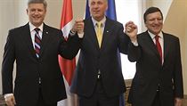 Canadian Prime Minister Stephen Harper (left) and his Czech counterpart Mirek Topolánek (center) pose with EC President José Manuel Barroso during the EU-Canada summit in Prague in May 2009. Ottowa re-imposed visa requirements on Czech citizens a month l Canadian Prime Minister Stephen Harper (left) and his Czech counterpart Mirek Topolánek (center) pose with EC President José Manuel Barroso during the EU-Canada summit in Prague in May 2009. Ottowa re-imposed visa requirements on Czech citizens a month l
