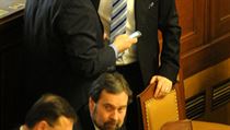 Petr Nečas (první zleva) je křehkým premiérem s křehkou ODS za zády a „oživení“ vlády by dohadoval s „těžkými vahami“: Miroslavem Kalouskem (TOP 09, druhý zprava), Vítem Bártou (VV, první zprava) a Radkem Johnem (VV, druhý zleva). Petr Nečas (první zleva) je křehkým premiérem s křehkou ODS za zády a „oživení“ vlády by dohadoval s „těžkými vahami“: Miroslavem Kalouskem (TOP 09, druhý zprava), Vítem Bártou (VV, první zprava) a Radkem Johnem (VV, druhý zleva).