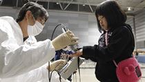 Sedmiletá Juri Ituová, která byla evakuována ze svého domova ležícího 30 kilometrů od elektrárny do střediska Korijama v prefektuře Fukušima, je testována, jestli nebyla vystavena nadměrné radiaci. Sedmiletá Juri Ituová, která byla evakuována ze svého domova ležícího 30 kilometrů od elektrárny do střediska Korijama v prefektuře Fukušima, je testována, jestli nebyla vystavena nadměrné radiaci.