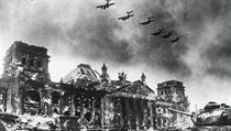 Války jsou nejlepšími tvůrci času, nejefektivnějšími kondenzátory. Desetiletí 1937 až 1947 zahustila druhá světová válka. A iluze se ocitly v obrovském mlýnku na maso. Války jsou nejlepšími tvůrci času, nejefektivnějšími kondenzátory. Desetiletí 1937 až 1947 zahustila druhá světová válka. A iluze se ocitly v obrovském mlýnku na maso.