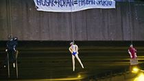 The hanging dummies were accompanied by the slogan ‘Hušák + Kořan = gravediggers of sport.’ The hanging dummies were accompanied by the slogan ‘Hušák + Kořan = gravediggers of sport.’