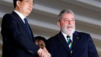 O obchodní spolupráci obou zemí jednal čínský prezident Chu Ťin-tchao (vlevo) se svým bývalým brazilským protějškem Luizem Ináciem Lulou da Silvou i 15. dubna 2010 během návštěvy Brazílie. O obchodní spolupráci obou zemí jednal čínský prezident Chu Ťin-tchao (vlevo) se svým bývalým brazilským protějškem Luizem Ináciem Lulou da Silvou i 15. dubna 2010 během návštěvy Brazílie.