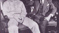 Asertivitu jako pojem a metodu psychologické výuky vymyslel v polovině 20. století židovský psycholog Andrew Salter (vpravo), který žil v letech 1914 až 1996. Asertivitu jako pojem a metodu psychologické výuky vymyslel v polovině 20. století židovský psycholog Andrew Salter (vpravo), který žil v letech 1914 až 1996.