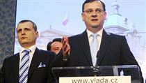 Nepodaří-li se Věcem veřejným objasnit, co a proč se u nich děje, premiér Petr Nečas (vpravo) se ocitne před dilematem: Má přijmout nějaké další „vysvětlení“ Víta Bárty, anebo ho a s ním i kabinet poslat ke všem čertům? Nepodaří-li se Věcem veřejným objasnit, co a proč se u nich děje, premiér Petr Nečas (vpravo) se ocitne před dilematem: Má přijmout nějaké další „vysvětlení“ Víta Bárty, anebo ho a s ním i kabinet poslat ke všem čertům?