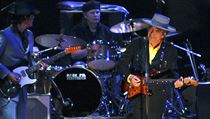 Bob Dylan absolvuje ročně se svou stálou pětičlennou skupinou zhruba sto koncertů. Bob Dylan absolvuje ročně se svou stálou pětičlennou skupinou zhruba sto koncertů.