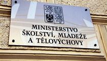Na úřad v Karmelitské ulici v Praze se valí nepříjemnosti - Česká republika nestíhá čerpat evropské fondy, další důtka z Bruselu je prý již na cestě. Na úřad v Karmelitské ulici v Praze se valí nepříjemnosti - Česká republika nestíhá čerpat evropské fondy, další důtka z Bruselu je prý již na cestě.