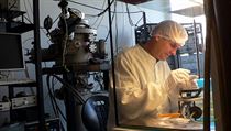Jedním z elitních center v Brně, která potřebují špičkové světové výzkumníky, má být Středoevropský technologický institut (CEITEC). V něm se vědci budou věnovat i testování vzorků v ultravakuovém prostředí. Jedním z elitních center v Brně, která potřebují špičkové světové výzkumníky, má být Středoevropský technologický institut (CEITEC). V něm se vědci budou věnovat i testování vzorků v ultravakuovém prostředí.