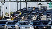 Nejhorší dopravní zácpy sužují New York a Los Angeles, kde tamní řidiči stráví až 63 hodin ročně v zastavených kolonách. Nejhorší dopravní zácpy sužují New York a Los Angeles, kde tamní řidiči stráví až 63 hodin ročně v zastavených kolonách.