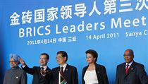 Na summitu skupiny BRICS 14. dubna v čínském San-ja se setkali indický premiér Manmóhan Singh (první zleva), ruský prezident Dmitrij Medveděv (druhý zleva), čínský prezident Chu Ťin-tchao (uprostřed), brazilská prezidentka Dilma Rousseffová a jihoafrický Na summitu skupiny BRICS 14. dubna v čínském San-ja se setkali indický premiér Manmóhan Singh (první zleva), ruský prezident Dmitrij Medveděv (druhý zleva), čínský prezident Chu Ťin-tchao (uprostřed), brazilská prezidentka Dilma Rousseffová a jihoafrický