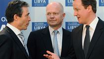 Generální tajemník NATO Anders Fogh Rasmussen, britský ministr William Hague a premiér David Cameron debatovali na konci března v Londýně, jak se vypořádat s Muammarem Kaddáfím. Ukazuje se, že drastické škrty v britské armádě i snižování výdajů na obranu Generální tajemník NATO Anders Fogh Rasmussen, britský ministr William Hague a premiér David Cameron debatovali na konci března v Londýně, jak se vypořádat s Muammarem Kaddáfím. Ukazuje se, že drastické škrty v britské armádě i snižování výdajů na obranu