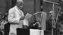 Prvnímu československému prezidentovi Tomáši Garrigueovi Masarykovi se přisuzuje heslo Nebát se a nekrást, které vyplývá z jeho projevu 11. dubna 1913. Prvnímu československému prezidentovi Tomáši Garrigueovi Masarykovi se přisuzuje heslo Nebát se a nekrást, které vyplývá z jeho projevu 11. dubna 1913.
