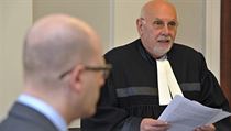 Nález Ústavního soudu přečetl osobně jeho předseda Pavel Rychetský (vpravo), ke spokojenosti šéfa ČSSD Bohuslava Sobotky. Nález Ústavního soudu přečetl osobně jeho předseda Pavel Rychetský (vpravo), ke spokojenosti šéfa ČSSD Bohuslava Sobotky.