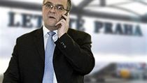 Ministerstvo financí vedené Miroslavem Kalouskem vytvoří Český Aeroholding, do nějž vloží státní podíly v Letišti Praha a v ČSA. Ministerstvo financí vedené Miroslavem Kalouskem vytvoří Český Aeroholding, do nějž vloží státní podíly v Letišti Praha a v ČSA.