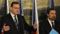 Dle Věcí veřejných si má spolupracovníky do nového úřadu pro boj s korupcí vybrat jejich předseda Radek John (vravo), a ne aby mu je vybíral premiér a šéf koaliční ODS Petr Nečas. Dle Věcí veřejných si má spolupracovníky do nového úřadu pro boj s korupcí vybrat jejich předseda Radek John (vravo), a ne aby mu je vybíral premiér a šéf koaliční ODS Petr Nečas.