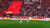 Fanoušci Slavie už dali všem tajemným v pozadí svého klubu červenou kartu. Nyní se chystá udělat pořádek ve vršovickém chlívě silný investor. Fanoušci Slavie už dali všem tajemným v pozadí svého klubu červenou kartu. Nyní se chystá udělat pořádek ve vršovickém chlívě silný investor.
