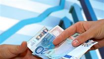 Každá desetinka procenta strhávaná ročně z uspořené částky představuje v konečném důsledku pro budoucího penzistu ztrátu několika desítek tisíc korun. Každá desetinka procenta strhávaná ročně z uspořené částky představuje v konečném důsledku pro budoucího penzistu ztrátu několika desítek tisíc korun.