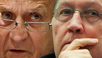 Dle šéfa Evropského fondu finanční stability Klause Reglinga (vpravo) komerční a investiční banky záměrně přiživují spekulace o nutné restrukturalizaci řeckého dluhu. Myslí si to i šéf Evropské centrální banky Jean-Claude Trichet. Dle šéfa Evropského fondu finanční stability Klause Reglinga (vpravo) komerční a investiční banky záměrně přiživují spekulace o nutné restrukturalizaci řeckého dluhu. Myslí si to i šéf Evropské centrální banky Jean-Claude Trichet.