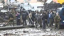 Následky sebevražedného atentátu, k němuž došlo v říjnu 2010 ve městě Chasavjurt v Dagestánu. Při bombovém útoku zemřel policista a sedm dalších osob bylo zraněno. Následky sebevražedného atentátu, k němuž došlo v říjnu 2010 ve městě Chasavjurt v Dagestánu. Při bombovém útoku zemřel policista a sedm dalších osob bylo zraněno.