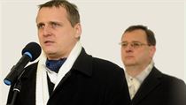 Pokud chce Vít Bárta (vlevo) stáhnout z vlády Věci veřejné, v červnu při uzávěrce dvouměsíční podmínečné podpory kabinetu Petra Nečase k tomu bude mít vhodnou příležitost. Pokud chce Vít Bárta (vlevo) stáhnout z vlády Věci veřejné, v červnu při uzávěrce dvouměsíční podmínečné podpory kabinetu Petra Nečase k tomu bude mít vhodnou příležitost.