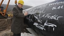 Litvínov mayor Milan Šťovíček puts his mark on the Gazela pipeline, which will join the Czech gas pipeline network with Germany’s planned Opal pipeline to connect with Nord Stream | na serveru Lidovky.cz | aktuální zprávy Litvínov mayor Milan Šťovíček puts his mark on the Gazela pipeline, which will join the Czech gas pipeline network with Germany’s planned Opal pipeline to connect with Nord Stream | na serveru Lidovky.cz | aktuální zprávy