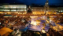 Na madridském náměstí Puerta del Sol demonstrovaly 20. května desítky tisíc většinou mladých Španělů. Hospodářské problémy Španělska způsobily, že jejich nezaměstnanost dosáhla téměř 45 procent. Na madridském náměstí Puerta del Sol demonstrovaly 20. května desítky tisíc většinou mladých Španělů. Hospodářské problémy Španělska způsobily, že jejich nezaměstnanost dosáhla téměř 45 procent.