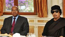 Jihoafrický prezident Jacob Zuma a libyjský vůdce Muammar Kaddáfí se sešli 30. května v Tripolisu a jednali o podmínkách příměří a ukončení bojů v Libyi. Jihoafrický prezident Jacob Zuma a libyjský vůdce Muammar Kaddáfí se sešli 30. května v Tripolisu a jednali o podmínkách příměří a ukončení bojů v Libyi.