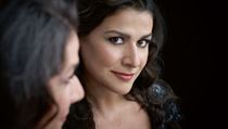Cecilia Bartoli v Praze uvede díla Antonia Vivaldiho, za doprovodu souboru Ansamble Matheus s dirigentem Jeanem-Christophem Spinosim. Cecilia Bartoli v Praze uvede díla Antonia Vivaldiho, za doprovodu souboru Ansamble Matheus s dirigentem Jeanem-Christophem Spinosim.