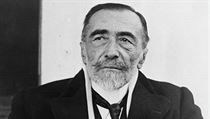 Anglický spisovatel polského původu Joseph Conrad (1857–1923) splňuje podmínku znepokojivosti i intelektuální poctivosti na výtečnou, přesto na něm lpí nenápadné prokletí. Pro milovníky dobrodužných románů je příliš intelektuální, pro intelektuály jsou j Anglický spisovatel polského původu Joseph Conrad (1857–1923) splňuje podmínku znepokojivosti i intelektuální poctivosti na výtečnou, přesto na něm lpí nenápadné prokletí. Pro milovníky dobrodužných románů je příliš intelektuální, pro intelektuály jsou j
