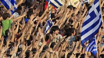 To není záběr z fotbalového stadionu, ale z nedělních protestů před řeckým parlamentem v Aténách. To není záběr z fotbalového stadionu, ale z nedělních protestů před řeckým parlamentem v Aténách.