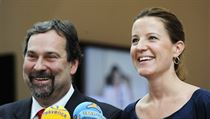 Radek John a Karolína Peake sdělují radostnou novinu - VV vládu nepotopí (do prázdnin). Radek John a Karolína Peake sdělují radostnou novinu - VV vládu nepotopí (do prázdnin).
