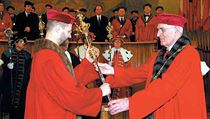 Rektorské předávání žezla mezi Václavem Hamplem (vlevo) a Ivanem Wilhelmem z UK se uskutečnilo 23. února 2006. Nyní budou spolupracovat na reformě českého vysokého školství, Rektorské předávání žezla mezi Václavem Hamplem (vlevo) a Ivanem Wilhelmem z UK se uskutečnilo 23. února 2006. Nyní budou spolupracovat na reformě českého vysokého školství,