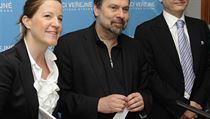 Zdá se, že Věci veřejné improvizují a jsou vnitřní nejednotné. Jejich superguru Vít Bárta (vpravo) měl prý na schůzce K9 3. června činit dojem, že míří s „véčky“ z koalice, zatímco jejich předseda Radek John a první místopředsedkyně Karolína Peake jevili Zdá se, že Věci veřejné improvizují a jsou vnitřní nejednotné. Jejich superguru Vít Bárta (vpravo) měl prý na schůzce K9 3. června činit dojem, že míří s „véčky“ z koalice, zatímco jejich předseda Radek John a první místopředsedkyně Karolína Peake jevili