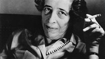 Podle politoložky Hannah Arendtové (1906–1975) vedou snahy totalitarismu o ovládnutí Země k destrukci lidství a ničí esenci člověka. Podle politoložky Hannah Arendtové (1906–1975) vedou snahy totalitarismu o ovládnutí Země k destrukci lidství a ničí esenci člověka.