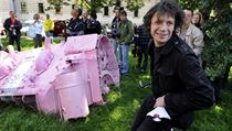 David Černý smiles as authorities prepare to remove his fragment ‘Pink tank’ — illegally installed to commemorative the 40th anniversary of the invasion Warsaw Pact troops David Černý smiles as authorities prepare to remove his fragment ‘Pink tank’ — illegally installed to commemorative the 40th anniversary of the invasion Warsaw Pact troops