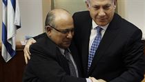Generál Meir Dagan (vlevo) se dostal do nelibosti izraelského premiéra Bibi Netanjahua kvůli nedávným vystoupením na univerzitách v Jeruzalémě a v Tel Avivu. Netanjahuovi stoupenci ho za kritiku vládní politiky vůči Íránu označili za zrádce, sabotéra a g Generál Meir Dagan (vlevo) se dostal do nelibosti izraelského premiéra Bibi Netanjahua kvůli nedávným vystoupením na univerzitách v Jeruzalémě a v Tel Avivu. Netanjahuovi stoupenci ho za kritiku vládní politiky vůči Íránu označili za zrádce, sabotéra a g