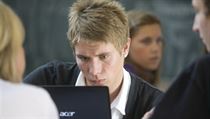 U maturit si lze teoreticky představit výsledek, že všichni studenti dosáhnou maximálního možného ohodnocení. Fakt, že taková situace prakticky nikdy nenastane, je bezpředmětnou námitkou. U maturit si lze teoreticky představit výsledek, že všichni studenti dosáhnou maximálního možného ohodnocení. Fakt, že taková situace prakticky nikdy nenastane, je bezpředmětnou námitkou.