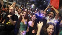 Desetitisíce mladých Izraelců demonstrovali i 30. července v Tel Avivu proti růstu cen nemovitostí. Desetitisíce mladých Izraelců demonstrovali i 30. července v Tel Avivu proti růstu cen nemovitostí.