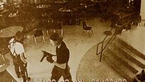 Americká tragédie: Dylan Klebold (vpravo) a Eric Harris na záběrech z bezpečnostní kamery v kavárně střední školy v coloradském Columbine, kde 20. dubna 1999 zastřelili dvanáct studentů a jednoho učitele, než si sami vzali život. Americká tragédie: Dylan Klebold (vpravo) a Eric Harris na záběrech z bezpečnostní kamery v kavárně střední školy v coloradském Columbine, kde 20. dubna 1999 zastřelili dvanáct studentů a jednoho učitele, než si sami vzali život.