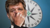 Neměl by se ministr vnitra Jan Kubice chytnout za nos a vypracovat konečně pořádnou zprávu o pronikání organizovaného zločinu do veřejné správy? Neměl by se ministr vnitra Jan Kubice chytnout za nos a vypracovat konečně pořádnou zprávu o pronikání organizovaného zločinu do veřejné správy?