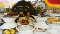 Výloha jedné z restaurací masakan padang V Jakartě. Výloha jedné z restaurací masakan padang V Jakartě.