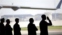 Barack Obama (vpravo) salutuje 9. srpna na letecké základně v Doveru ve státě Delaware při smutečním obřadu na počest 30 amerických vojáků, kteří zahynuli 5. srpna v Afghánistánu. Barack Obama (vpravo) salutuje 9. srpna na letecké základně v Doveru ve státě Delaware při smutečním obřadu na počest 30 amerických vojáků, kteří zahynuli 5. srpna v Afghánistánu.