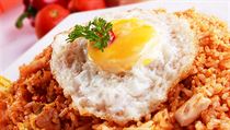 Nasi goreng (doslova „smažená rýže“), jakési kulinární synonymum Indonésie, nezná sociálních hranic. Nasi goreng (doslova „smažená rýže“), jakési kulinární synonymum Indonésie, nezná sociálních hranic.
