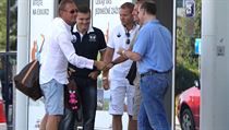 Soukromým tryskáčem spolu minulý týden na dovolenou vyrazili (zleva) lobbista Roman Janoušek, šéf společnosti Scuderia Praha a advokát Robert Pergl, starosta Prahy 10 Milan Richter, miliardář Marek Dospiva a lobbista Tomáš Hrdlička. Soukromým tryskáčem spolu minulý týden na dovolenou vyrazili (zleva) lobbista Roman Janoušek, šéf společnosti Scuderia Praha a advokát Robert Pergl, starosta Prahy 10 Milan Richter, miliardář Marek Dospiva a lobbista Tomáš Hrdlička.