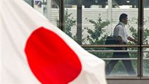 Důvěryhodnost japonských státních dluhopisů padla na roveň Číny a pod úroveň Itálie, zejména díky gigantickému dluhu veřejných financí. Důvěryhodnost japonských státních dluhopisů padla na roveň Číny a pod úroveň Itálie, zejména díky gigantickému dluhu veřejných financí.
