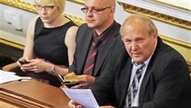 Oslovská lavice v Poslanecké sněmovně, na níž sedí trio odpadlíků z Věcí veřejných. Zleva Kristýna Kočí, Jaroslav Škárka a Stanislav Huml, který si tento týden definitivně plácnul s ČSSD. Oslovská lavice v Poslanecké sněmovně, na níž sedí trio odpadlíků z Věcí veřejných. Zleva Kristýna Kočí, Jaroslav Škárka a Stanislav Huml, který si tento týden definitivně plácnul s ČSSD.